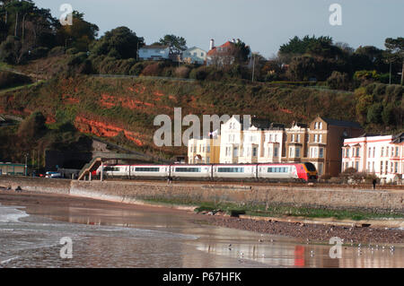 Der Great Western Railway. Eine Vigin Cross Country Service durchläuft Dawlish. Oktober 2004. Stockfoto