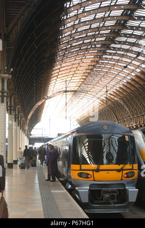 Der Great Western Railway. Paddington Station. London. Heathrow Express Service stehen nach der Ankunft. Oktober 2004. Stockfoto