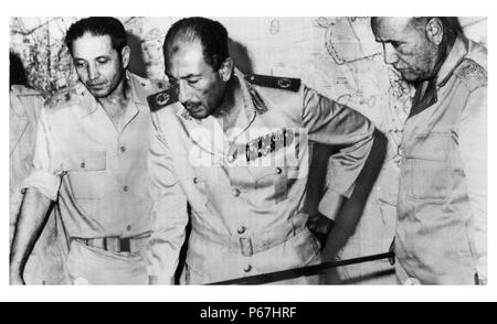 Ägyptens Stabschef Saad El Shazly (links), Präsident Anwar Sadat (Mitte) und Minister des Krieges" Ismail Ali (rechts) Review battlefield Entwicklungen in den arabisch-israelischen Krieg von 1973 Stockfoto