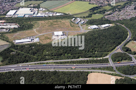 Luftaufnahme von Smithy Wood Drive im Norden von Sheffield an J36 von der M1 Autobahn Stockfoto