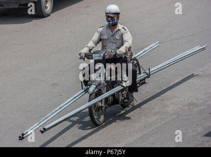 Hanoi, Vietnam - da Autos teuer sind und der Verkehr verrückt, in Vietnam Motorroller gebrauchte Ware an Stelle des Autos zu transportieren, oft überlastet sind Stockfoto