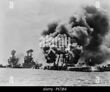 Drei angeschlagene US-schlachtschiffe zu Recht, West Virginia, Tennessee, Arizona nach dem japanischen Angriff auf Pearl Harbor; im Zweiten Weltkrieg 1941 Stockfoto