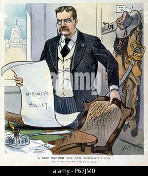 Eine neue Uniform und neue Verantwortung" Theodore Roosevelt die Übernahme der Aufgaben der Präsident nach der Ermordung von Präsident McKinley. Er steht in einem Büro, ein Papier mit der Bezeichnung "cKinley Politik"; seine Rough Rider einheitliche hängt an der Wand hinter ihm. Stockfoto