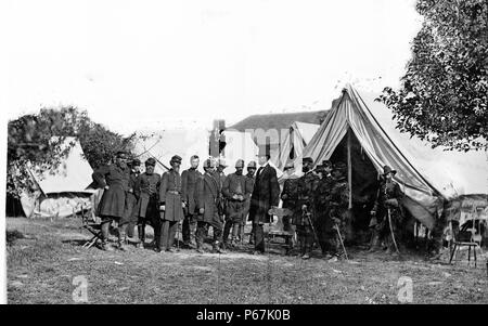 Präsident Lincoln mit Gen. George B. McClellan und Gruppe von Offizieren in der Schlacht von Antietam in Maryland. Das Bild wurde bei seinem Besuch in General McClellan, Oberbefehlshaber der Armee des Potomac getroffen, zu ermutigen, "Little Mac' Angriff der Konföderierten Armee. Stockfoto