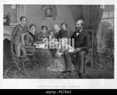 Präsident James Garfield mit seiner Familie. Garfield war der 20. Präsident der Vereinigten Staaten. Während seiner Zeit im Amt, er Präsidentschaftswahlen Vollmacht über die SENATORISCHE Behörde wieder eingeführt, wenn es um die exekutive Verabredungen kamen. Stockfoto