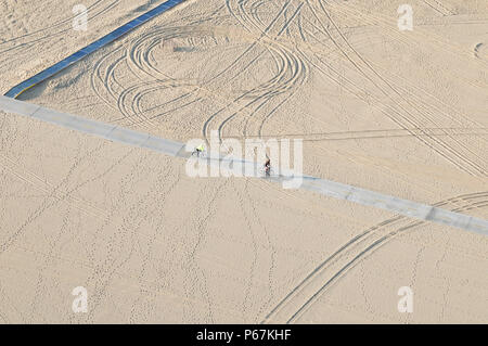 Helikopter Luftbild von Motorradfahrern auf der bikepath entlang am Strand von Santa Monica, Kalifornien, USA Stockfoto