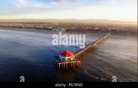 Am frühen Morgen Luftbild des Manhattan Beach Pier in Kalifornien. Stockfoto