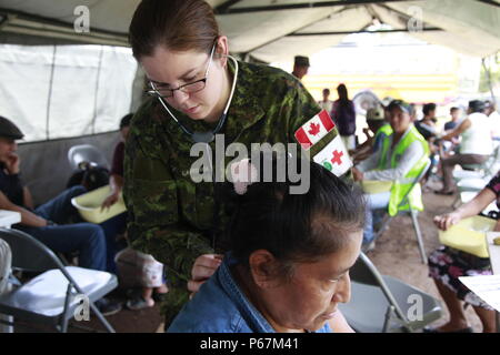 Kanadische Kapitän Marie-Christine Lafforgue, zu den 41 Kanadische Streitkräfte Health Services Center zugeordnet, kontrolliert die Atmung des Patienten während einer medizinischen Bereitschaft Übung in San Padro, Guatemala, 19. Mai 2016. Task Force Red Wolf und Armee nach Süden führt Humanitäre Zivile Hilfe Ausbildung auf taktischer Ebene Bauprojekte und medizinische Bereitschaft Übungen medizinische Zugang und den Bau von Schulen in Guatemala mit der guatemaltekischen Regierung und nicht-staatlichen Stellen von 05 Mär 16 bis 18 Apr 16 Um die Mission die Bereitschaft der US-Streitkräfte zu verbessern und damit eine dauerhafte gehören Stockfoto