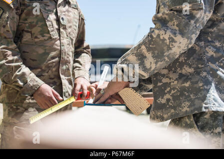 Zwei Soldaten der 315. Ingenieur vertikale Bauunternehmen messen ein Brett vor Kürzungen im Camp Roberts, Calif., 16. Der kalifornischen Nationalgarde ist beauftragt worden, zu renovieren Gebäude ursprünglich entworfen, um den Zweiten Weltkrieg und Koreakrieg Soldaten im Camp Roberts zu Haus. (U.S. Armee Foto von SPC. Brandan Zachery/freigegeben) Stockfoto