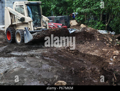 Us-Armee Soldaten des 869Th Engineering Company, Quicy, Fl., verwenden Sie einen Kompaktlader zu löschen Land der Ablagerungen auf einer Baustelle in San Pablo, Guatemala, 18. Mai 2016. Task Force Red Wolf und Armee nach Süden führt Humanitäre Zivile Hilfe Ausbildung taktischer Ebene Bauprojekte und medizinische Bereitschaft Übungen medizinische Zugang und den Bau von Schulen in Guatemala mit der guatemaltekischen Regierung und nicht-staatlichen Stellen von 05 Mär 16 bis 18 Apr 16 Um die Mission die Bereitschaft der US-Streitkräfte zu verbessern und einen nachhaltigen Nutzen für die Menschen in Guatemala zur Verfügung zu stellen. ( Stockfoto