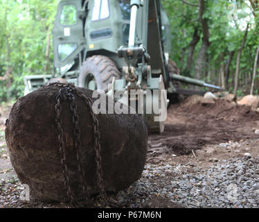 Us-Armee Soldaten des 869Th Engineering Company, Quicy, Fl., verwenden Sie ein Loch Lader zu löschen Land der Ablagerungen auf einer Baustelle in San Pablo, Guatemala, 18. Mai 2016. Task Force Red Wolf und Armee nach Süden führt Humanitäre Zivile Hilfe Ausbildung taktischer Ebene Bauprojekte und medizinische Bereitschaft Übungen medizinische Zugang und den Bau von Schulen in Guatemala mit der guatemaltekischen Regierung und nicht-staatlichen Stellen von 05 Mär 16 bis 18 Apr 16 Um die Mission die Bereitschaft der US-Streitkräfte zu verbessern und einen nachhaltigen Nutzen für die Menschen in Guatemala zu gehören Stockfoto