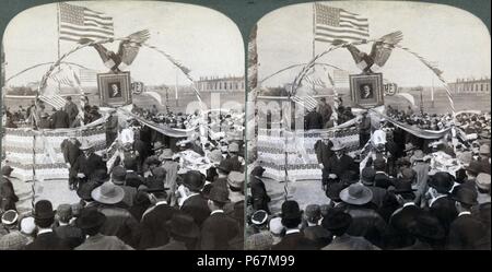 Auf Präsident Roosevelts Reise durch den Westen - herrliche Empfang in Ellis, Kansas' Foto, Roosevelt steht auf Plattform mit seinem Porträt eingerichtet, einen Adler, und Fahnen. Theodore Roosevelt (1858 - 1919) war ein US-amerikanischer Politiker, Autor, Naturforscher, Explorer und Historiker, der als 26. Präsident der Vereinigten Staaten gedient. Stockfoto