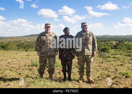 US-Generalstabschef Gen. Mark A. Milley James Aloisi Mwakibolwa, tansanischen People's Defence Force, Land Force Commander und US-Armee Afrika Commander Generalmajor Darryl A. Williams, posieren für ein Foto an einer militärischen Vorführung auf dem afrikanischen Land Kräfte Gipfel 16-19 in Arusha, Tansania statt. Koester ist eine jährliche, weeklong Gipfel zusammen zu bringen Land Kraft, Leiter und Mitarbeiter aus dem gesamten afrikanischen Kontinent gegenseitige Bedrohungen und Herausforderungen aus einer regionalen Perspektive zu diskutieren. (U.S. Armee Foto: Staff Sgt. Lance Pfund) Stockfoto