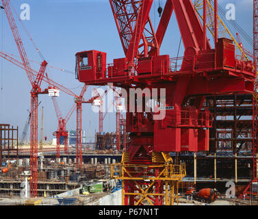 Detail des Turmdrehkrans Kabine auf große Baustelle. Stockfoto