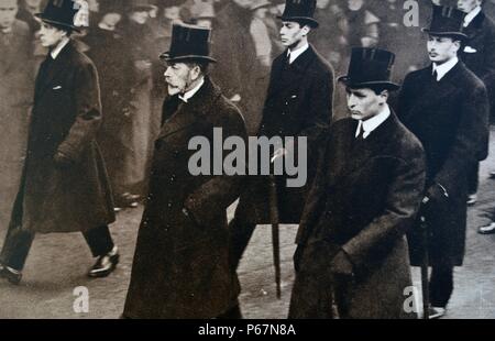 Queen Alexandra (Mutter von George V) Beerdigung. Das Bild zeigt die George V zwischen der Prince of Wales (später König Edward VIII.) und Kronprinz Olaf von Norwegen. Hinter ihnen zu Fuß der Herzog von York (später König George VI) und Prinz Henry (der Herzog von Gloucester). Stockfoto