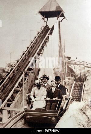 Prinz Albert (später König George VI) und Prinzessin Mary (später, Princess Royal) ergeben sich Reiten eine Achterbahn auf einem Rummelplatz. Stockfoto