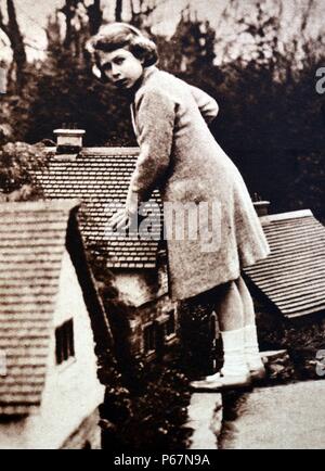 Prinzessin Elizabeth (später Königin Elizabeth II von England) ist gezeigt, spielen bei der berühmten Bekonscot Model Village in Buckinghamshire 1935. Stockfoto