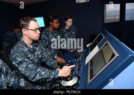 160518-N-JX 484-013 JACKSONVILLE, Fla. (Mai. 17, 2016) Segler aus der Whidbey Island-Klasse dock Landung Schiff USS Fort McHenry (LSD 43) simulieren Transit in New York am Naval Station Mayport Navigation, Seemannschaft und Ship Handling Training (Nsst) Simulator. Die nsst Simulator gibt Matrosen real-time Training für Navigation Szenarien wie Verkehr, geringe Sichtbarkeit und auffüllungen-auf-See. (U.S. Marine Foto von Mass Communication Specialist 2. Klasse Mark Andrew Hays/Freigegeben) Stockfoto