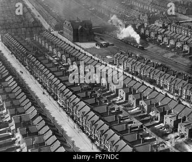 Malerische Schuß von Kensal Green, London. Nach dem Ersten Weltkrieg wurden Häuser gebaut indentically Kosten, Platz und Zeit zu reduzieren. Es profitierte die wachsende Bevölkerung und die britische Wirtschaft. Um März 1921 datiert. Stockfoto