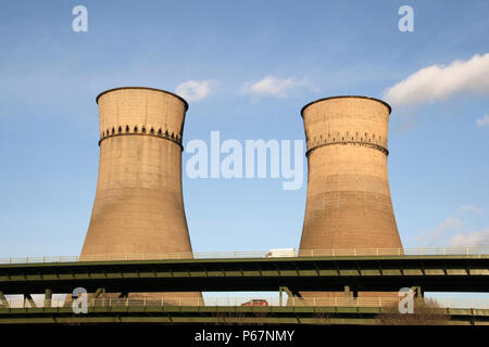 Tinsley Türme wurden die letzten beiden Kühltürme, der Rest von der ehemaligen Blackburn wiesen Kohlekraftwerk. Sie wurden auf 24 Augus abgerissen Stockfoto