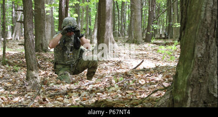 New York Army National Guard Staff Sgt. Blake Alexander, ein Mitglied der 1108Th der New York Army National Guard Ordnance Company (Explosive Ordnance Disposal) Kontrollen eine Hütte im Wald, wo eine mögliche Bombendrohung während der Ausbildung an der New York State Vorbereitung Training Center in Corato New York berichtet wurde, am 18. Mai 2016. New York Armee Nationalgarde für eine Woche neben nationalen und internationalen EOD Militär- und Gesetzdurchführungpersonal während einer Übung namens Raven's Challenge, Mai 16-20 ausgebildet. (U.S. Army National Guard Foto von Sgt. J.p. Lawrence/lösen Stockfoto