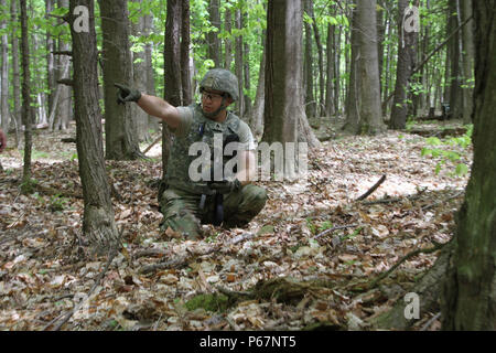 New York Army National Guard Staff Sgt. Blake Alexander, ein Mitglied der 1108Th der New York Army National Guard Ordnance Company (Explosive Ordnance Disposal) Kontrollen eine Hütte im Wald, wo eine mögliche Bombendrohung während der Ausbildung an der New York State Vorbereitung Training Center in Corato New York berichtet wurde, am 18. Mai 2016. New York Armee Nationalgarde für eine Woche neben nationalen und internationalen EOD Militär- und Gesetzdurchführungpersonal während einer Übung namens Raven's Challenge, Mai 16-20 ausgebildet. (U.S. Army National Guard Foto von Sgt. J.p. Lawrence/lösen Stockfoto