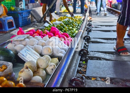 Verkauf von Speisen auf der Maeklong Railway Markt in Thailand. Stockfoto