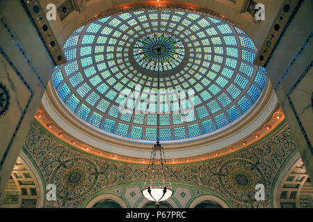 Chicago, Illinois, USA - Juni 22, 2018 Der Innenraum und der Kuppel am Chicago Cultural Center. Stockfoto