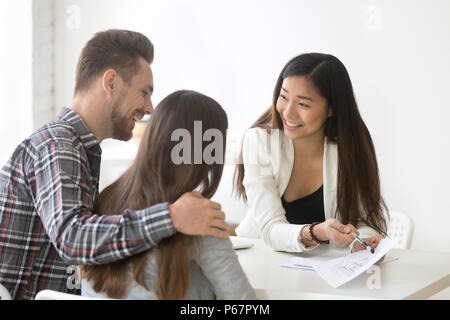 Lächelnd real estate agent zu Paar kauf Haus zusammen Stockfoto