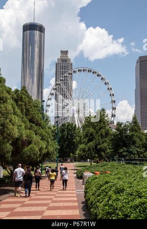 Atlanta Centennial Park mit Skyview Atlanta Riesenrad Stockfoto