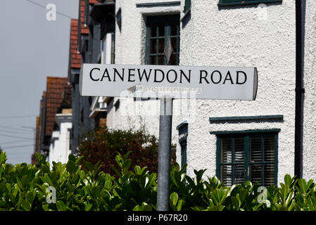 Canewdon Straße, Straßenschild, Wegweiser Wegweiser in Westcliff-on-Sea, Essex, Großbritannien. Eigenschaften. Eigenschaft Stockfoto