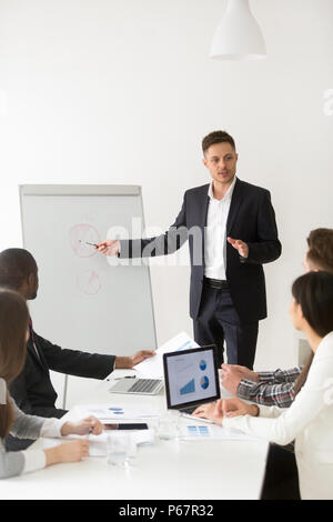 Kaukasische Arbeiter die Präsentation vor der vielfältigen Arbeiten gr Stockfoto