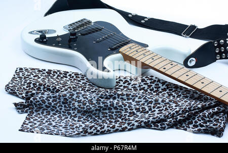 Closeup. Schwarze Gitarre auf einem weißen Hintergrund. Stockfoto