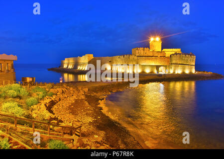 Das Schloss in der Isola di Capo Rizzuto in der Provinz Crotone, Kalabrien, Italien. Stockfoto