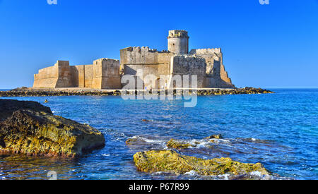 Das Schloss in der Isola di Capo Rizzuto in der Provinz Crotone, Kalabrien, Italien. Stockfoto
