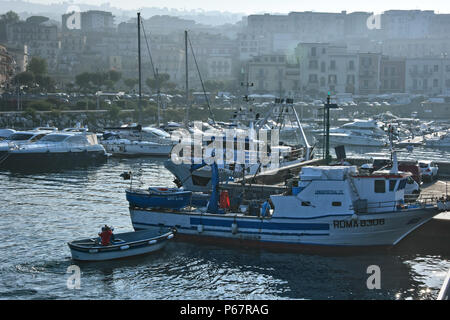 POZZUOLI, Italien, 26. MAI 2018: Pozzuoli Hafen nach Sonnenaufgang, eine Gemeinde mit der Metropole Neapel, Kampanien, Italien. Stockfoto