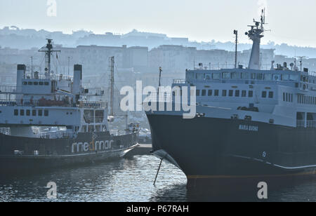 POZZUOLI, Italien, 26. MAI 2018: Pozzuoli Hafen nach Sonnenaufgang, eine Gemeinde mit der Metropole Neapel, Kampanien, Italien. Stockfoto