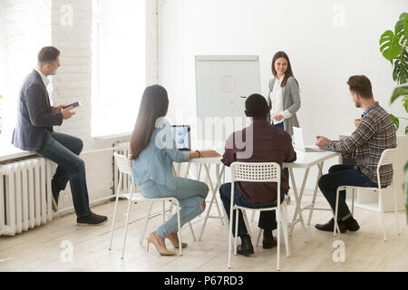 Lächelnd weibliche Trainer die Präsentation auf dem Whiteboard Stockfoto