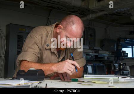 160515-N-DA 434-043 TINIAN, Commonwealth der Nördlichen Marianen (15. Mai 2016) Alex Lackei, ein Eingeborener von Vancouver, British Columbia, die militärische Sealift Command Navigator an Bord der U-Boot Tender USS Frank Kabel (wie 40), berechnet die richtigen Schiff und Anker Positionieren beim Meer und Anker, Mai 15. Frank Kabel, sich auf der Insel Guam eingesetzt, Führt routinemäßige Wartung und Support von U-Booten und Überwasserschiffen in der 7.Flotte Verantwortungsbereich. (U.S. Marine Foto von Mass Communication Specialist Seaman Apprentice Alana Langdon/Freigegeben) Stockfoto