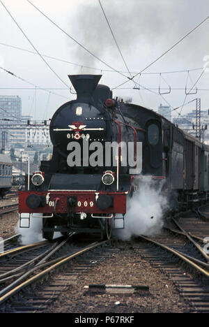 Einer der letzten Überlebenden des schönen Serbischen O1 Klasse 2-6-2 s aus Belgrad mit einem lokalen Personenzug fährt am Montag, dem 31. Juli 1972. Stockfoto