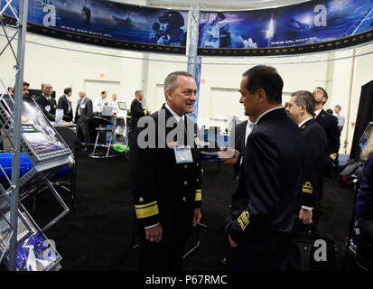 160516-N-PO 203-210 National Harbor, MD (Mai. 16, 2016) der hinteren Adm. Mat Winter, Links, Leiter der Naval Research, Gespräche mit Vizepräsident Adm. Osvaldo Brogi, Leiter der General Office, Italien, bei einem Besuch der das Amt des Naval Research (ONR) aufweisen als Teil der 2016 Sea-Air-Space Exposition. Sea-Air-Space wird gehostet von der Navy League der Vereinigten Staaten, mit dem Ziel der Zusammenführung von Führungspersönlichkeiten aus der Verteidigungsindustrie, der Regierung und der privaten Industrie, und zeigen Sie, um zu erfahren, aktuelle Informationen und Technologie Politik auf den Seeverkehr. (U.S. Marine Foto von John F. Williams/Re Stockfoto