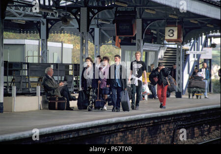 Fluggästen, die auf den Zug am Bahnhof Truro in Cornwall. C 2003 Stockfoto