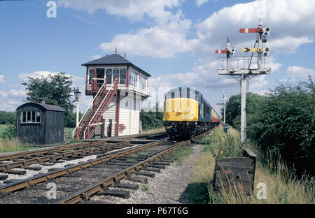 Erhaltene Spitze Klasse diesel-elektrischen Lokomotive bei Butterley auf dem Midland Heritage Railway Centre. Der Zug ist vorbei an der ehemaligen Kilby Brücke Zeichen Stockfoto