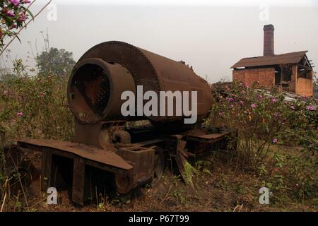 Überreste einer 2 '0 Ó Manometer Bagnall 0-4-0 ST an der verlassenen Ledo Ziegelei im März 2007. Stockfoto