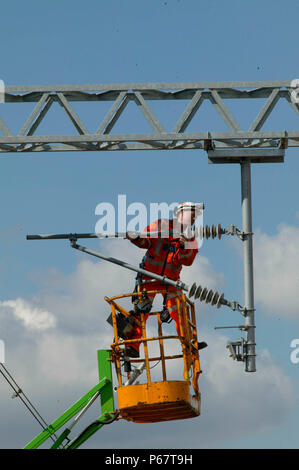 Die Erneuerung der Oberleitung von Cherry Picker auf der Straße montiert 2-Wege-Unimog bei Bourne End. August 2003 während der West Coast Main Line upgrade. Stockfoto