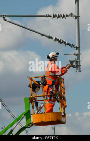 Die Erneuerung der Oberleitung von Cherry Picker auf der Straße montiert 2-Wege-Unimog bei Bourne End. August 2003 während der West Coast Main Line upgrade. Stockfoto