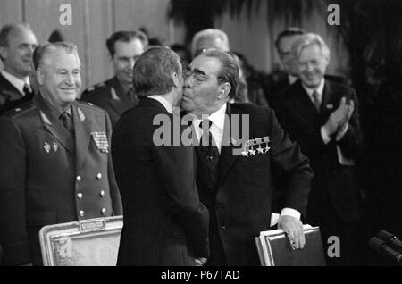 Foto von dem sowjetischen Staatsoberhaupt Leonid Breschnew (1906-1982) küssen die Wange des Präsidenten der Vereinigten Staaten Jimmy Carter (1924-). Vom 1979 Stockfoto