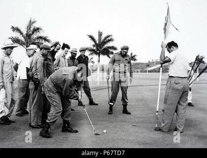 Foto von Che Guevara (1928-1967) und Fidel Castro (1926-) Golf spielen die mock Präsident Dwight D. Eisenhower (1890-1969). Baujahr 1962 Stockfoto