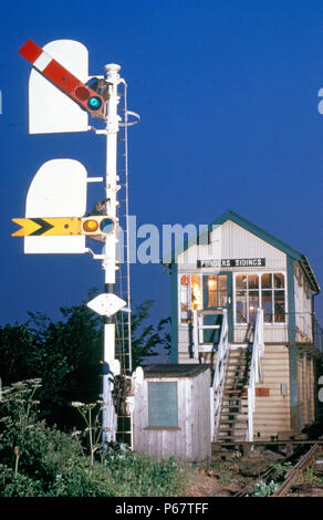 Formsignale und Alten Stellwerk in Forders Abstellgleise in Leicestershire. C 1992 Stockfoto