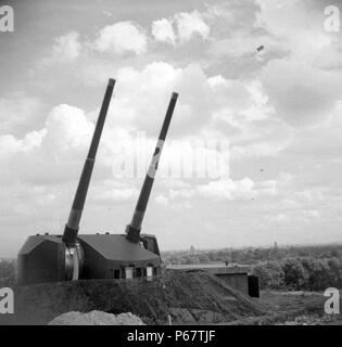 Foto von zwei 5,25-Zoll-Geschützen einer Flak-Batterie in Primrose Hill in London. Datiert 1943 Stockfoto